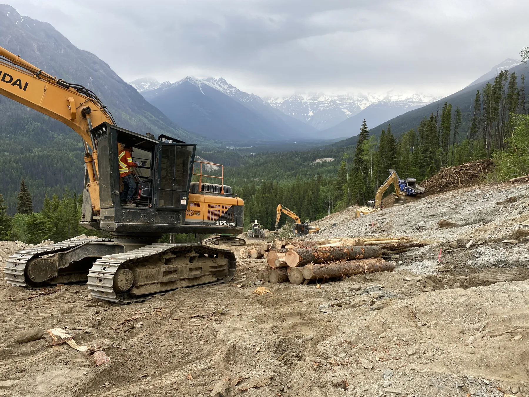 Pipeline construction work on a mountainous right-of-way